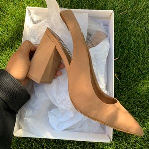 STEVE MADDEN “DOVE CAMEL NUBUCK” sling back heel